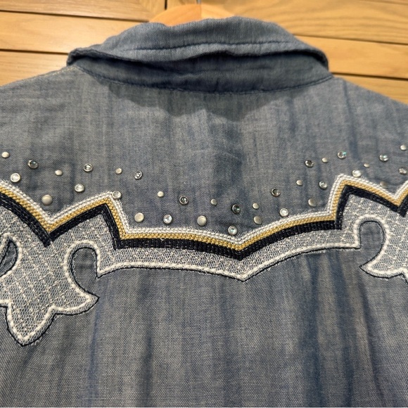 Miss Me Chambray Embellished Pearl Snap Short Sleeve Western Top / small - Picture 11 of 16